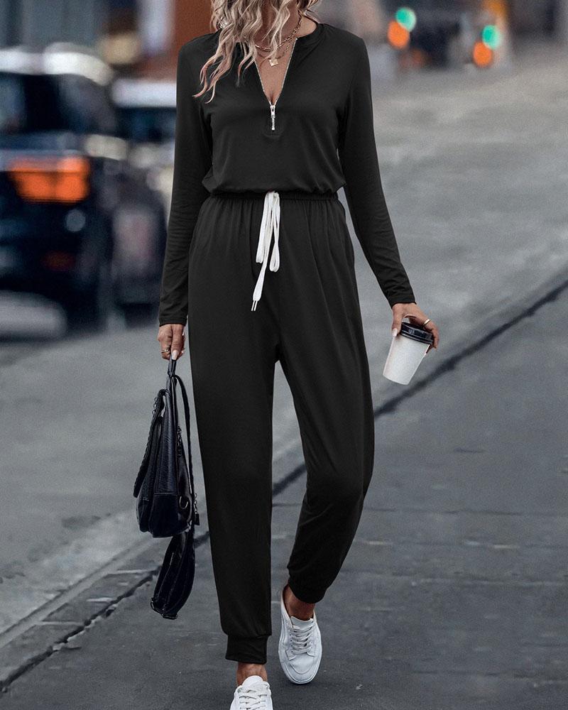 Chic and casual zipped jumpsuit